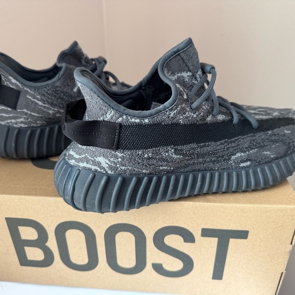 Adidas Yeezy Boost 350 V2 in Black and Gray - Picture 4 of 8